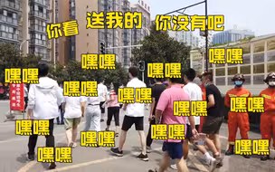 当高考生送给校门口守护者一包纸巾…这反应太可爱了！