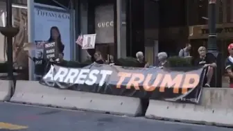 现场：美国抗议者聚集纽约特朗普大厦外 手举“逮捕特朗普”标语