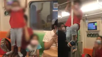 长点心吧！上海一男孩地铁荡秋千家长一旁拍照鼓励