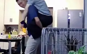夫妻喂狗玩闹不慎掉进狗笼。网友：狗在窝里坐️粮从天上来