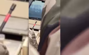 乌军士兵操控导弹以为击中俄军车辆，刚欢呼完却发现白高兴一场，随即补射又打偏了