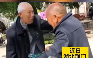 看到弟弟骑车去买东西，哥哥担心弟弟年纪大骑车不安全，揪着耳朵不让走。