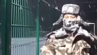 守护祖国“北大门”的执勤武警身上结满冰霜，致敬！