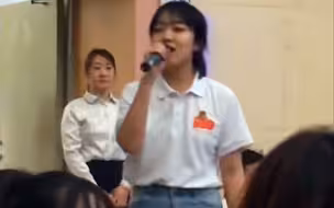 大学毕业典礼上 女生演唱《起风了》惊艳众人 一开口全场沸腾！