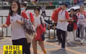 高考结束后考生与特警致谢，一眼望去拥抱的都是女生，网友：你们果然还是喜欢小哥哥