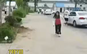 女子科目二科目三一把过，激动地给教练下跪 。网友：隔着屏幕都替你开心！