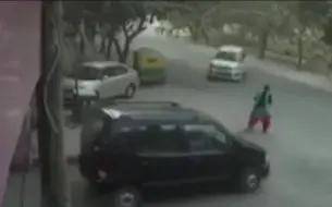 印度一女性遭两车“前后夹击” 后竟奇迹生还