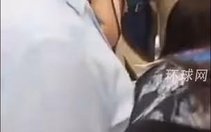 杜特尔特被逮捕现场，菲国家警察负责人向其宣读：你有权保持沉默