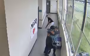 【小央看天下】学生带枪进校园企图自杀 老师将其紧紧抱住