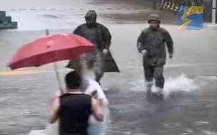雨中他们一次次奔向人民最需要的地方 安全感满满的