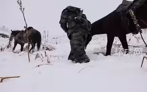 致敬！戍边官兵骑马踏雪巡边关