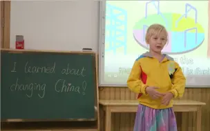 美国萌娃家庭作业大功告成 一起来听听她的课堂演讲