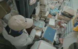 睡在书堆上的男人