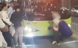 老人带两大袋废品乘车，因有异味被司机拒载后拦车