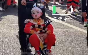 可可爱爱！跳英歌舞的小时迁，巡游累到半路充电~