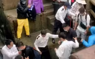 安全感满满！船员用脚固定轮船护送游客撤离
