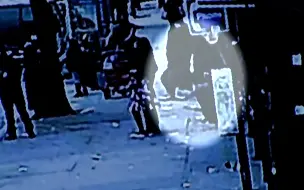 惊魂！人行道塌陷 纽约男子走路时“消失”