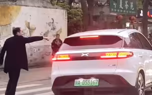 #男子绿灯过马路险被越双实线逆行车辆撞倒 后续来啦！逆行车主被交警抓到，已受到行政拘留5日的处罚