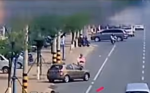 天津一汽车逆行正好撞见警车！车主：大意了……警察：大意？你是违法了！