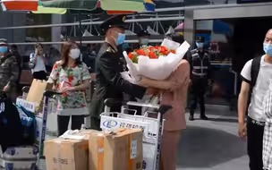 超暖！退伍老兵迎接妻子最后一次来队 手捧鲜花接机甜蜜“撒糖”
