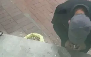 几位阿姨试吃核桃后离开，大爷看着满地碎屑把没剥干净的核桃捡起吃掉！拍摄者：看着心疼