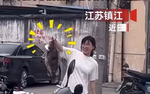 女子钓到大鱼向邻居炫耀,见到邻居就提起来展示一遍