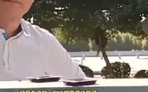女生和出差爸爸聊到想吃寿司，爸爸直接到学校，一个举动让她泪目