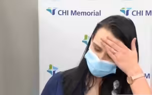 又一不良反应 美国一护士接种辉瑞疫苗后晕倒