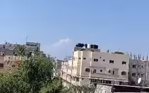 空袭加沙罕见画面！以军导弹从天而降，面前建筑轰然倒塌