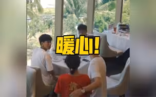 男子跟朋友在餐厅用餐，无意间发现服务员是自己母亲，后来的做法令人暖心