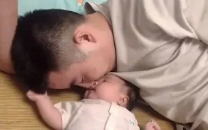夫妻带娃吃饭一直哭闹 爸爸抱娃站门外 等妻子安静吃完