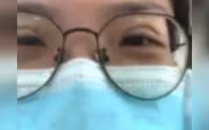 都市报道【女儿一线抗疫几天没回家，跟妈妈的视频通话看哭网友！儿行千里母担忧，大概全天下的妈妈都是这样。】