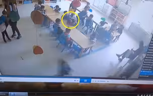 网传幼童在幼儿园呕吐 趴半小时后不幸身亡 官方：公安部门已介入