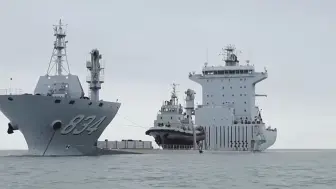 罕见！海军饮马湖半潜船训练画面公开 造型奇特甲板可载多类装备