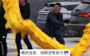 舞龙队伍龙头龙尾两种画风，龙尾大哥急得小碎步来回倒腾。