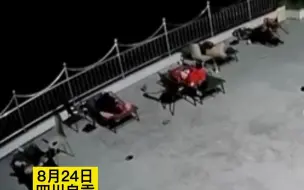 消防员为防止山火复燃夜宿村民家中，离开时还帮村民打扫院落。