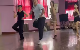 拉丁舞老师课堂上示范教学，动作轻盈丝滑，节奏感十足，“是谁说跳舞能减肥的”。