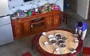 10岁男孩手脚麻利收拾餐桌，摆凳子洗碗动作娴熟，网友：这样的孩子谁不喜欢呢。