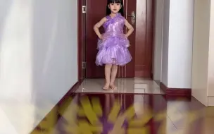 妈妈用塑料袋给女儿做礼服，款式设计每件都很惊艳。