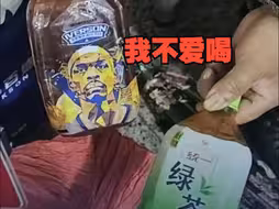 爸爸将工地发的饮料一瓶瓶攒着过年带回家给孩子