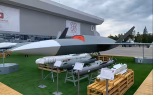 酷似美国XQ-58A！俄军企展示新型无人机，未来可配合苏57作战
