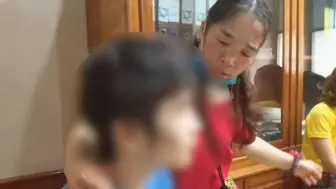 脱离园区后与父母见面还胆怯害怕，孩子妈妈：不用怕，有爸爸，有妈妈，有这么多人！