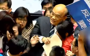 苏贞昌硬闯上台报告，只想开放“莱猪”入台，民众健康根本不在乎