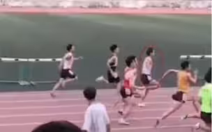 棒！独臂少年百米赛跑11秒26夺冠