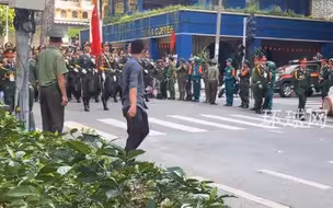《强军战歌》响彻越南胡志明市街头，解放军战士步伐整齐军歌嘹亮