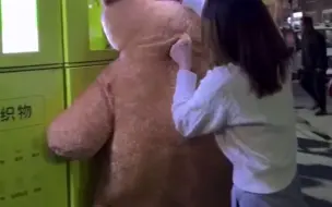情人节前夕，女子把前男友送的超大玩偶塞进爱心回收