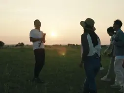 此生夕阳下草原奔跑好有电影感