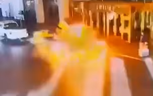 现场：美国一特朗普酒店门前发生汽车爆炸致1死 涉事车辆为特斯拉