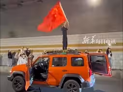 国庆出游路上堵车，众人直接下车大合唱。网友：堵在隧道的演唱会
