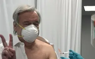 联合国秘书长接种第一剂新冠疫苗，现场比“V” 呼吁大家都去接种